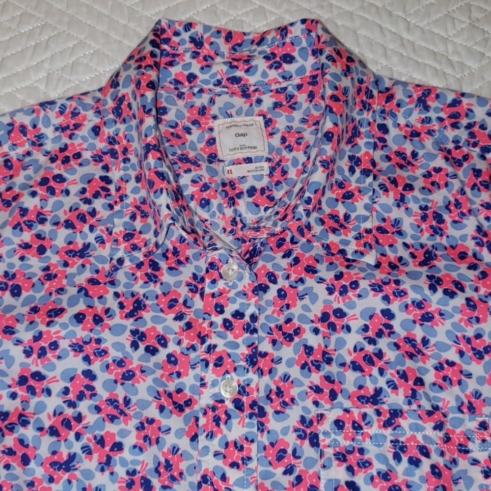 GAP fitted boyfriend button down shirt